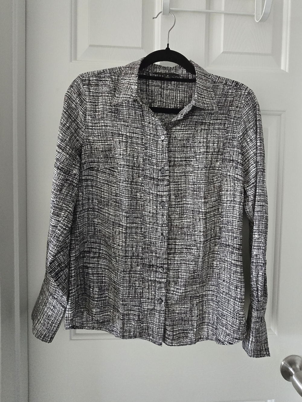 Banana Republic Black & White Abstract Print Button-Up Shirt Size Small - Picture 2 of 12